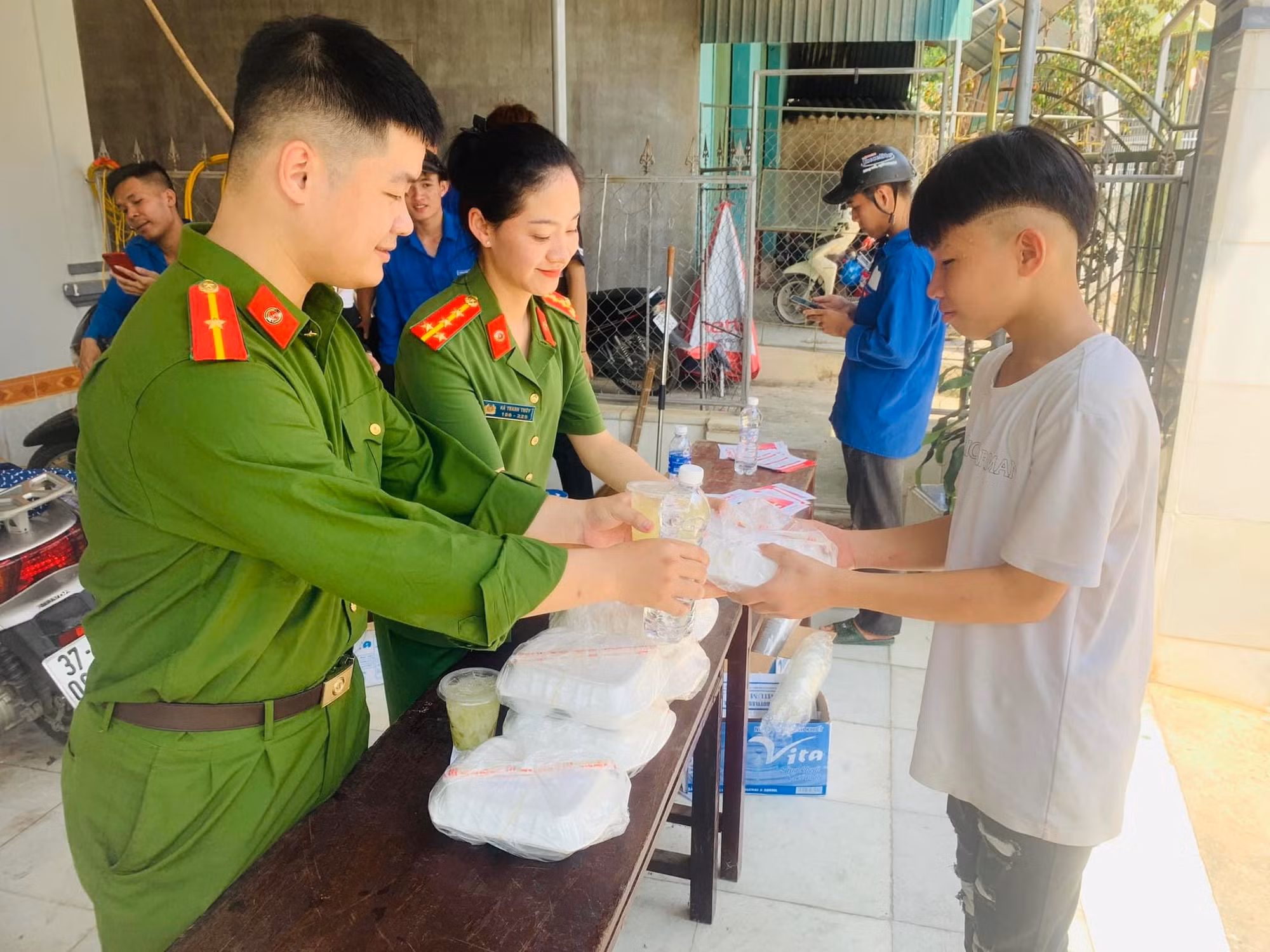 Xúc động hình ảnh thượng uý công an cõng thí sinh bị gãy chân vào phòng thi -0