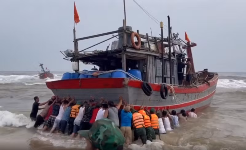 Kịp thời ứng cứu tàu cá và 9 ngư dân trôi dạt trên biển -0