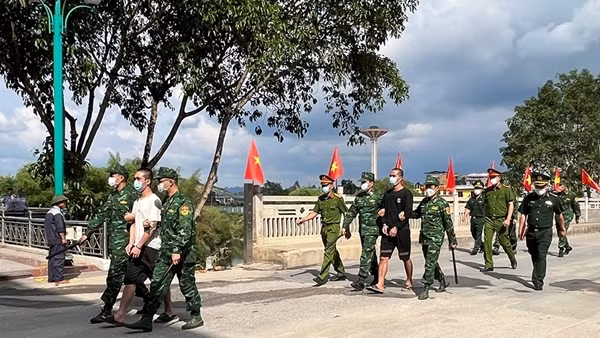 Bắt 2 đối tượng giết người rồi bỏ trốn sang Trung Quốc