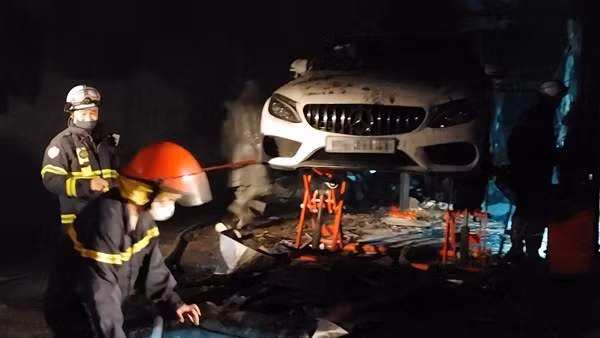 Tám ô tô bị thiêu rụi trong đám cháy Trung tâm chăm sóc xe hơi