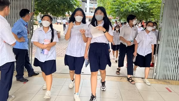 Sau bài thi môn Ngoại ngữ, kỳ thi lớp 10 tại TP Hồ Chí Minh: Thí sinh lại cười tươi!