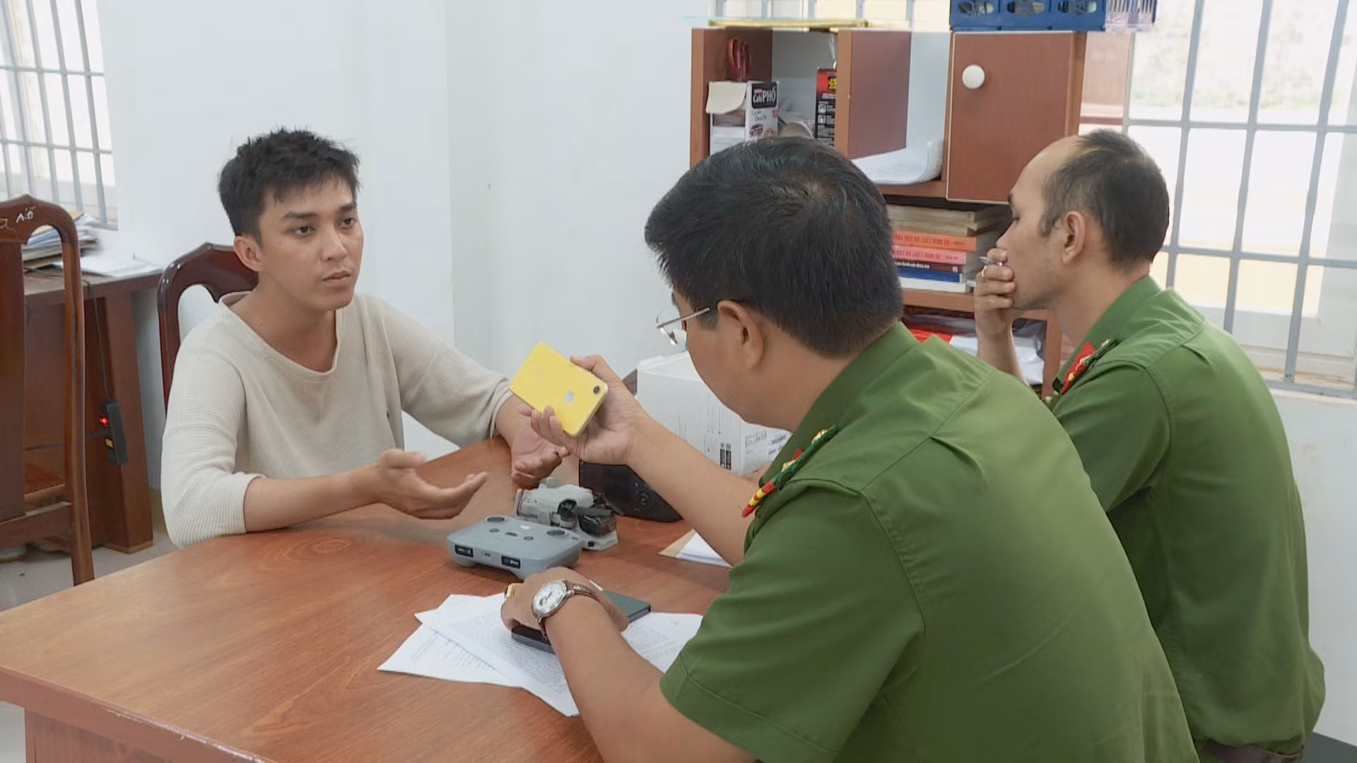 Giả danh nhân viên giao hàng để chiếm đoạt tài sản -0