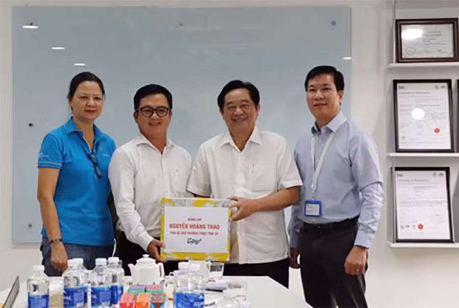 Lãnh đạo tỉnh Bình Dương thăm hỏi, tặng quà công nhân có hoàn cảnh khó khăn -0