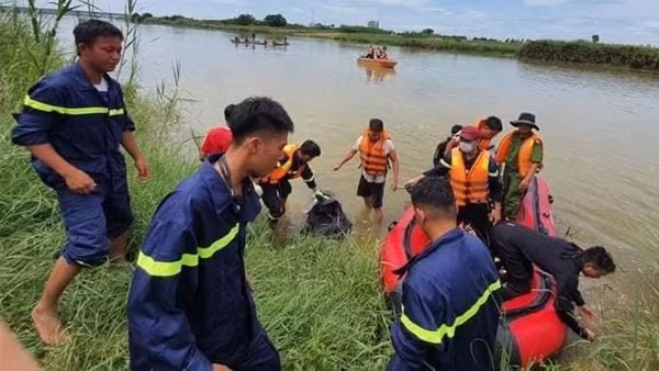Tìm thấy thi thể nạn nhân nhảy cầu Thạch Bích tự tử