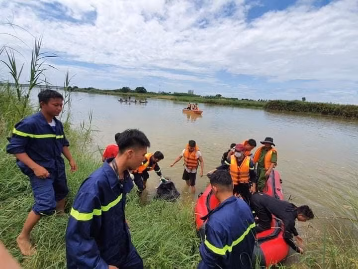 Tìm thấy thi thể nạn nhân nhảy cầu Thạch Bích tự tử -0