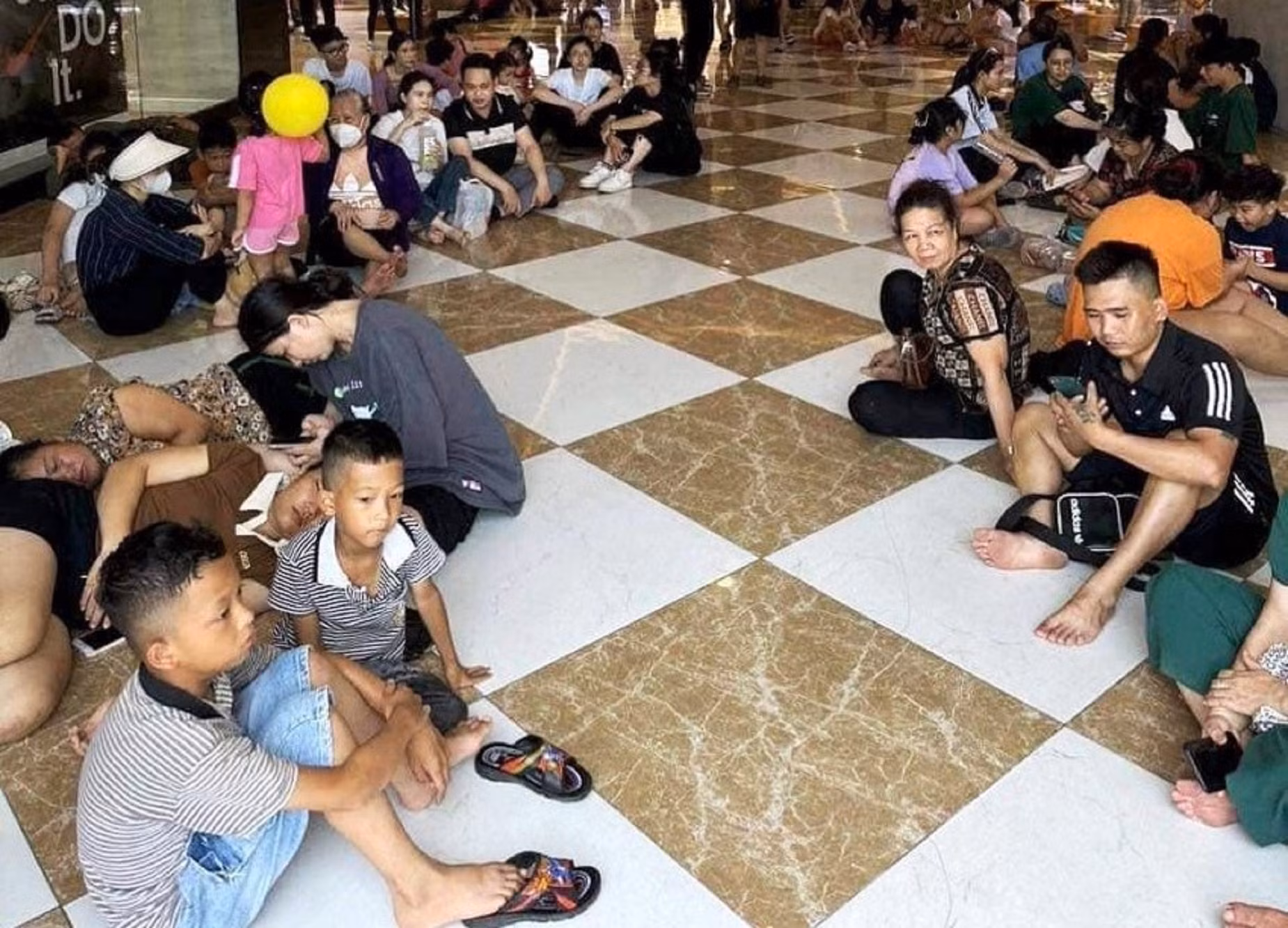 Sinh hoạt của người dân Hải Phòng, Quảng Ninh khốn đốn vì thiếu điện -0