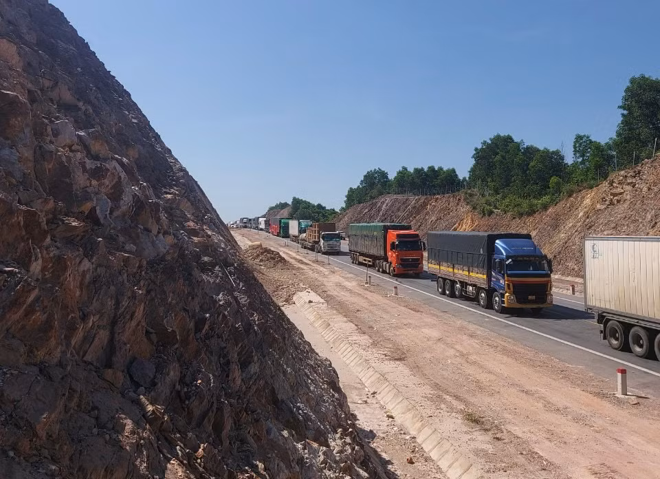 Phân luồng, điều tiết giao thông trong quá trình xử lý sụt trượt taluy dương trên cao tốc Cam Lộ - La Sơn -0