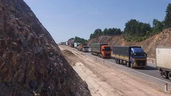 Phân luồng, điều tiết giao thông để xử lý sụt trượt taluy dương trên cao tốc Cam Lộ - La Sơn