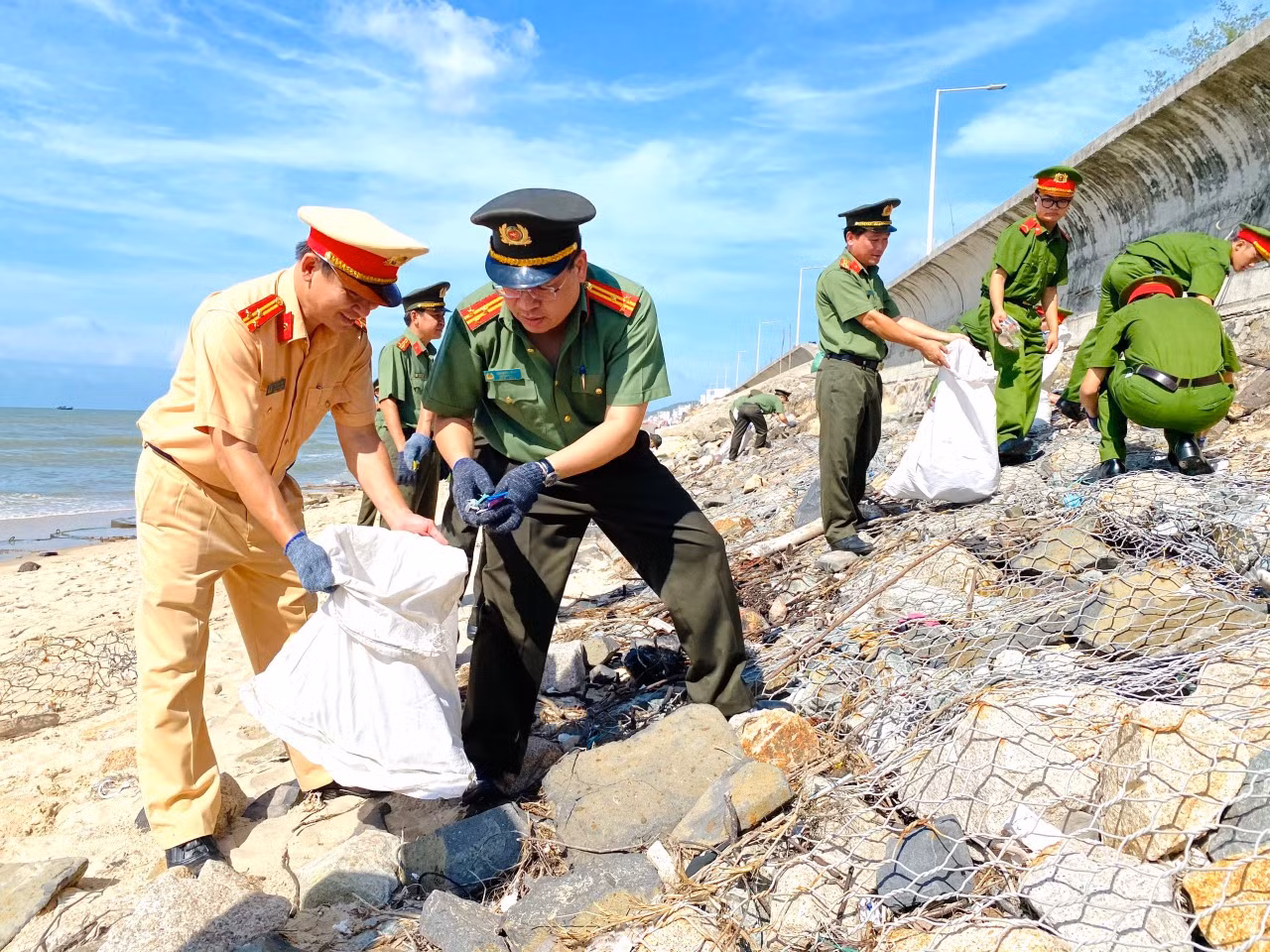 Công an tỉnh Bà Rịa-Vũng Tàu phát động trồng cây xanh, thu gom rác thải biển -1