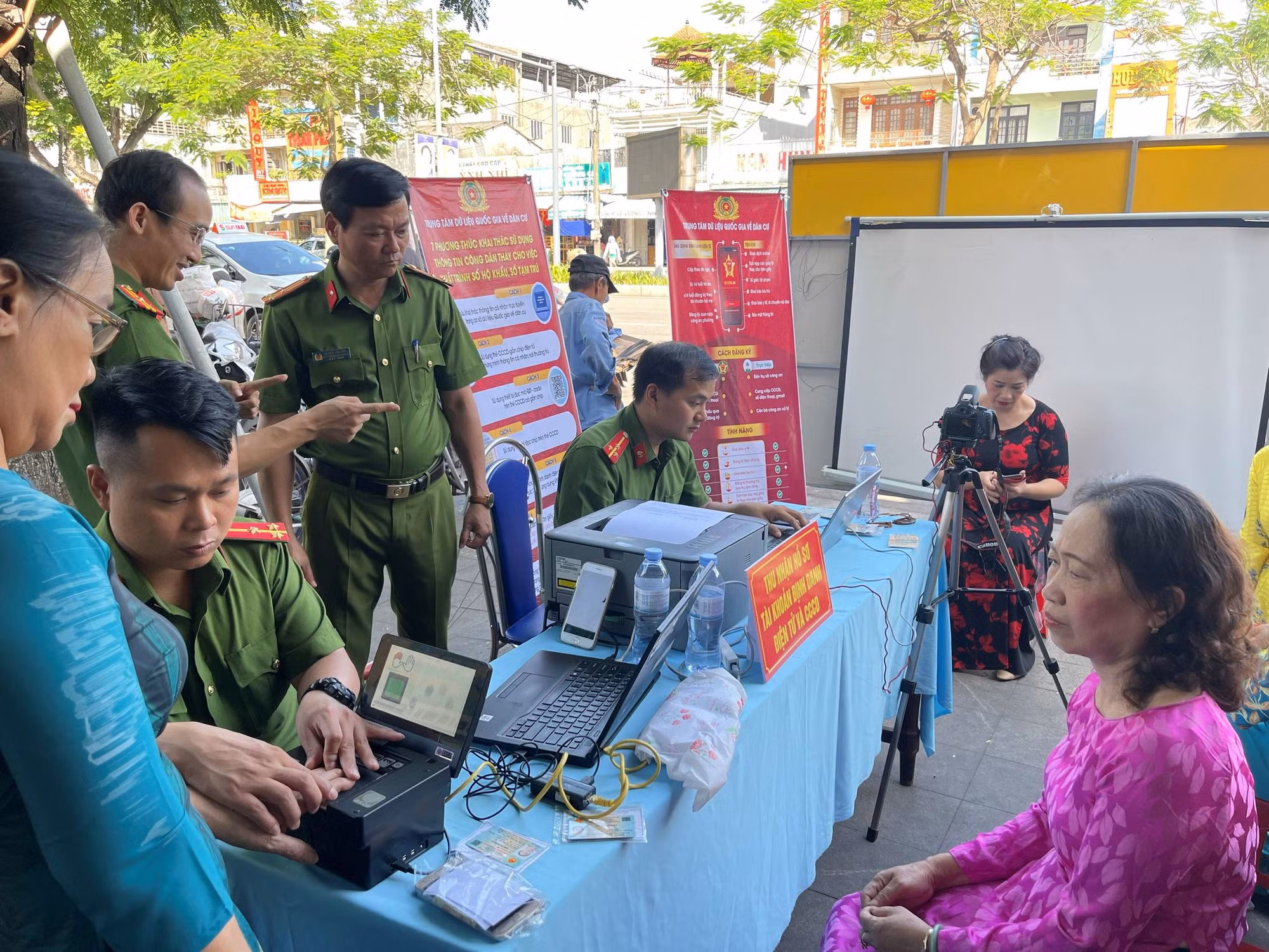 Tiểu thương chợ Đông Ba phấn khởi khi được hướng dẫn cài đặt, kích hoạt tài khoản định danh điện tử -0