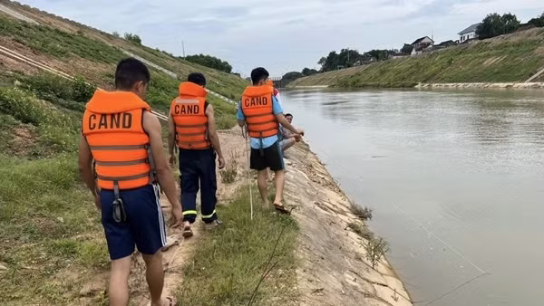 Tìm thấy thi thể người đàn ông đâm vợ, đốt nhà hàng xóm rồi tự tử