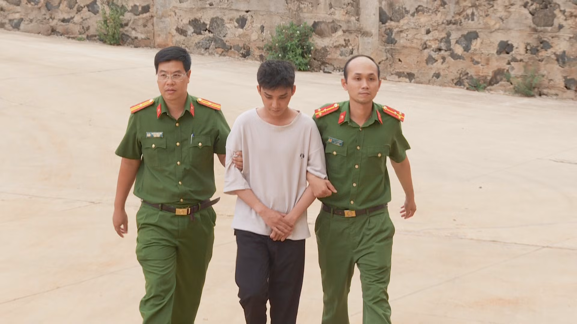 Giả danh nhân viên giao hàng để chiếm đoạt tài sản -0