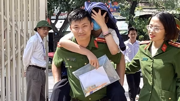 Xúc động hình ảnh Thượng uý Công an cõng thí sinh bị gãy chân vào phòng thi