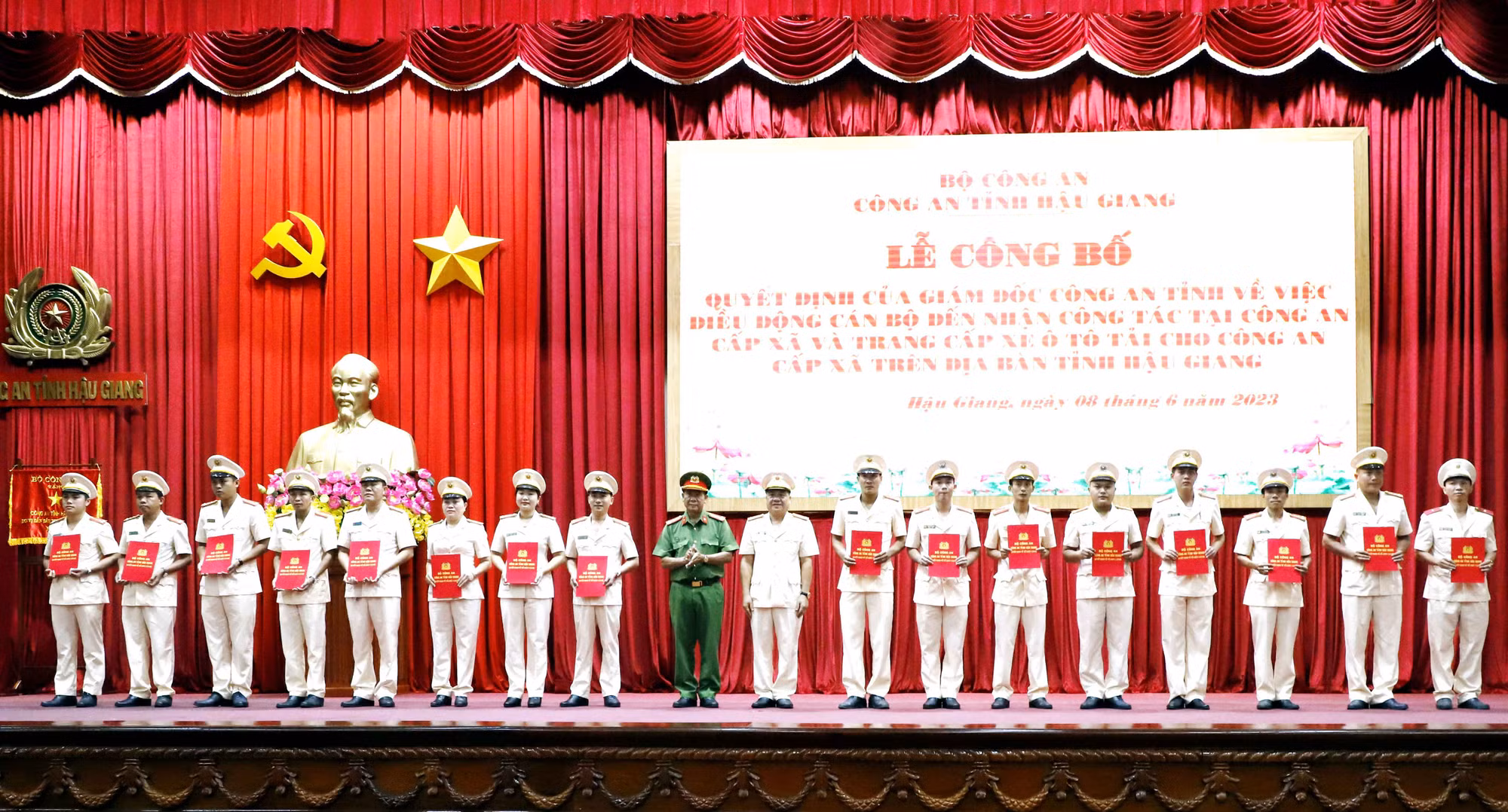 Hậu Giang hoàn thành sớm 2 năm chỉ tiêu bố trí Công an chính quy về Công an cấp xã -0