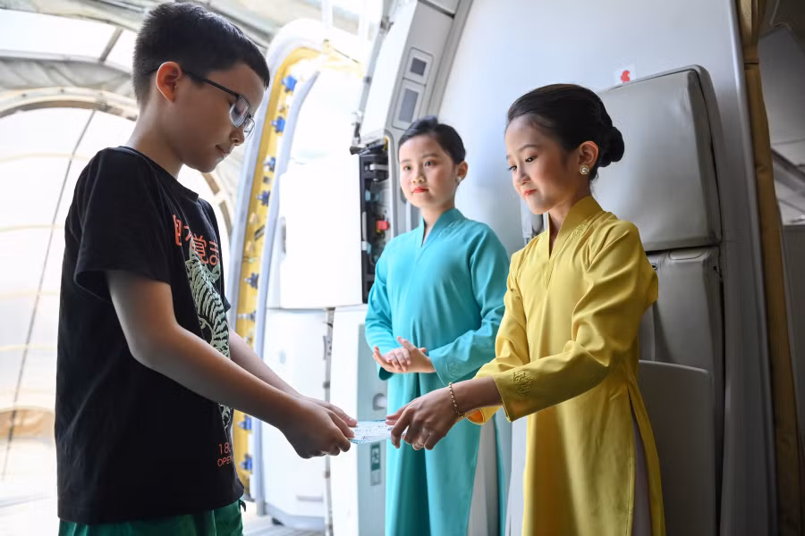 Chuyến bay đặc biệt với phi hành đoàn “nhí” -0
