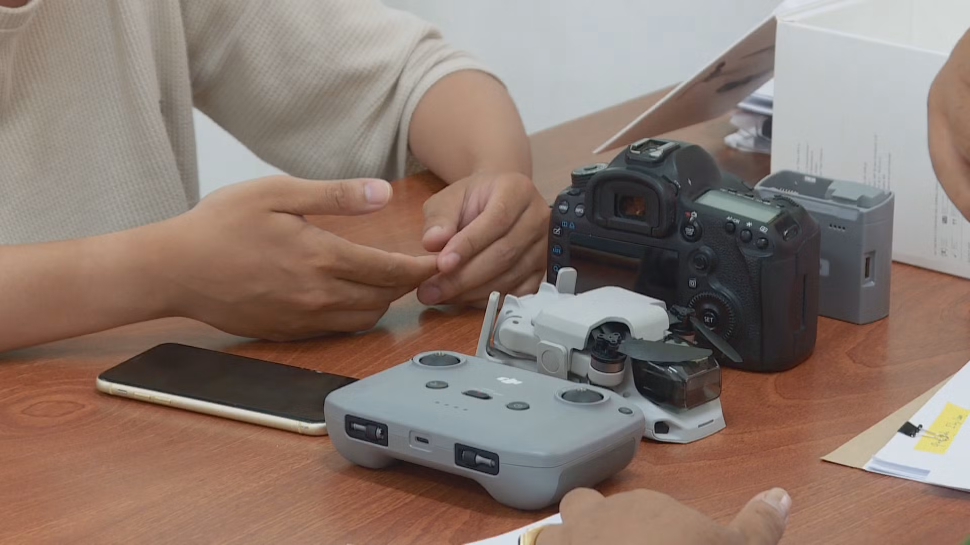 Giả danh nhân viên giao hàng để chiếm đoạt tài sản -0
