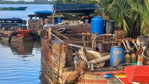 Công an Tiền Giang bắt 6 phương tiện vận chuyển, khai thác trái phép cát sông