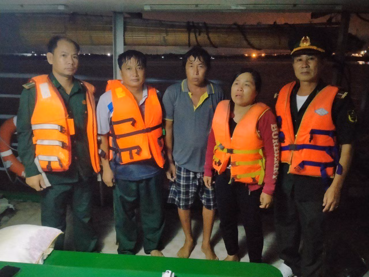 Cứu 2 người trên sà lan chở đá xây dựng chìm trên sông Soài Rạp -0