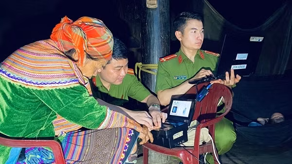 Công an huyện Bảo Yên ngày đêm bám bản cấp CCCD cho người dân