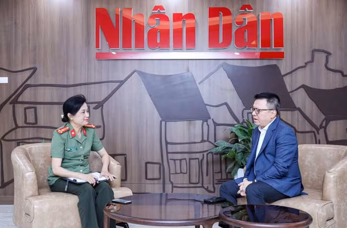 Chủ tịch Hội Nhà báo Việt Nam Lê Quốc Minh trò chuyện cùng phóng viên Chuyên đề ANTG Giữa tháng - Cuối tháng.