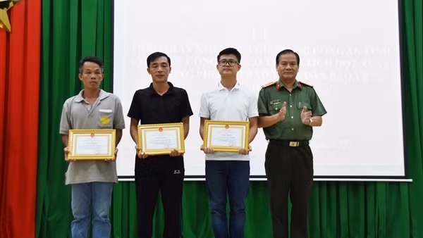 Công an tỉnh Bà Rịa - Vũng Tàu khen thưởng 3 quần chúng dũng cảm bắt cướp