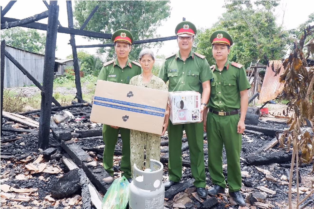 Công an xã thăm hỏi, hỗ trợ gia đình gặp hỏa hoạn -0