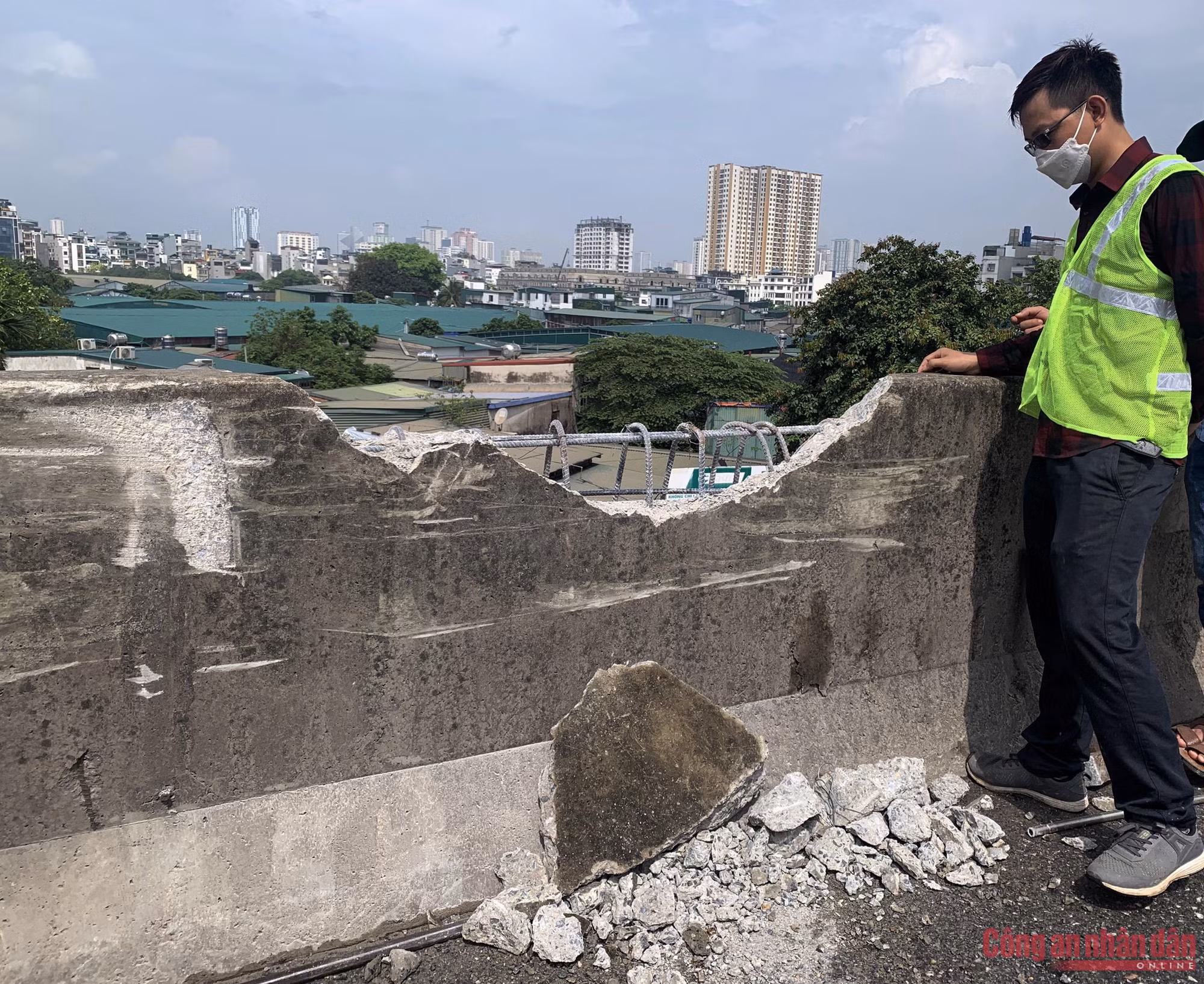 Xe đầu kéo tông lan can Vành đai 3 trên cao -0