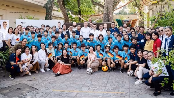 Tuyển nữ Việt Nam giao lưu cùng Đại sứ quán Đức tại Hà Nội
