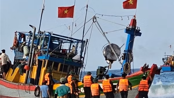 Kịp thời ứng cứu tàu cá và 9 ngư dân trôi dạt trên biển