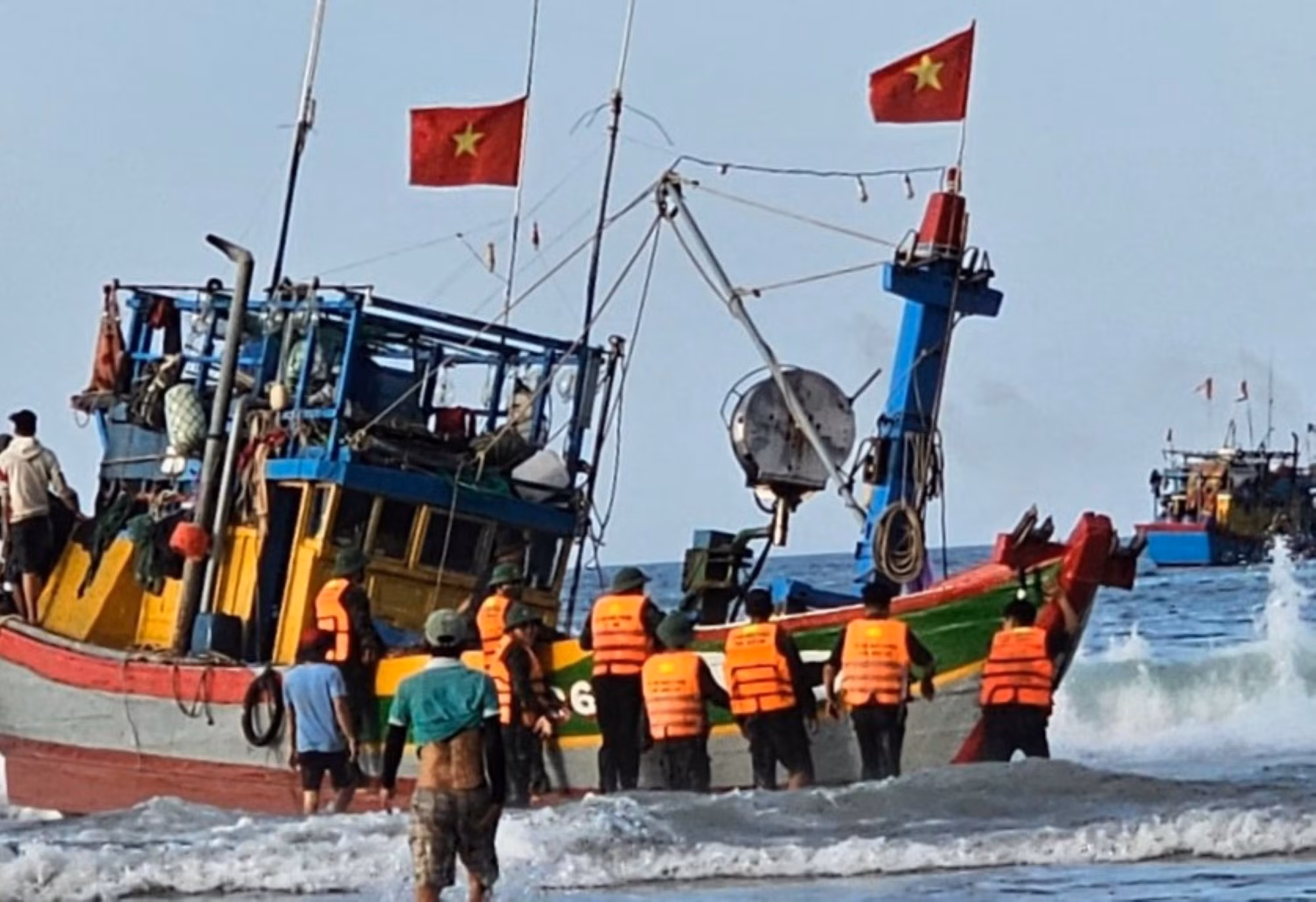 Kịp thời ứng cứu tàu cá và 9 ngư dân trôi dạt trên biển -0