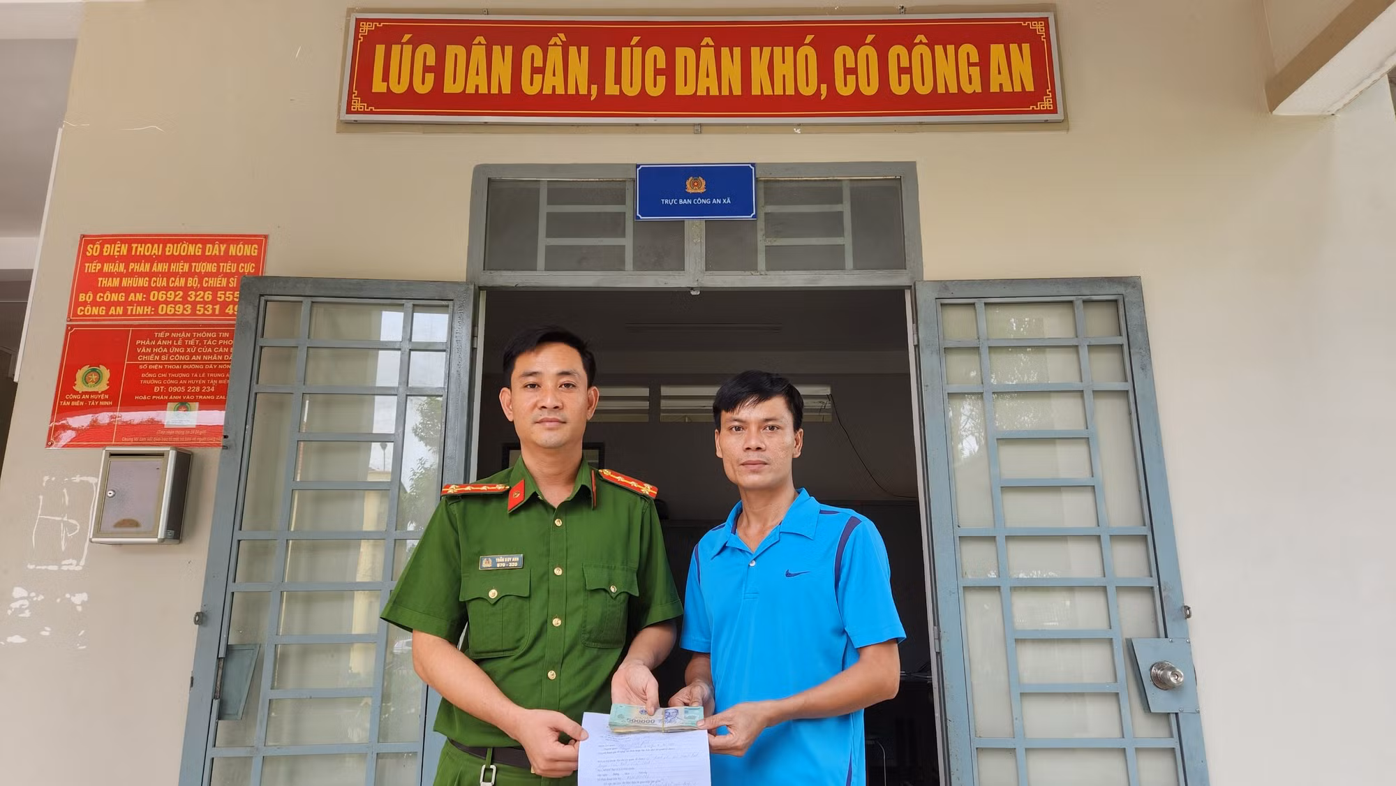 anh nguyễn hữu vang trao tài sản nhặt được cho công an xã thạnh bình.jpg -0