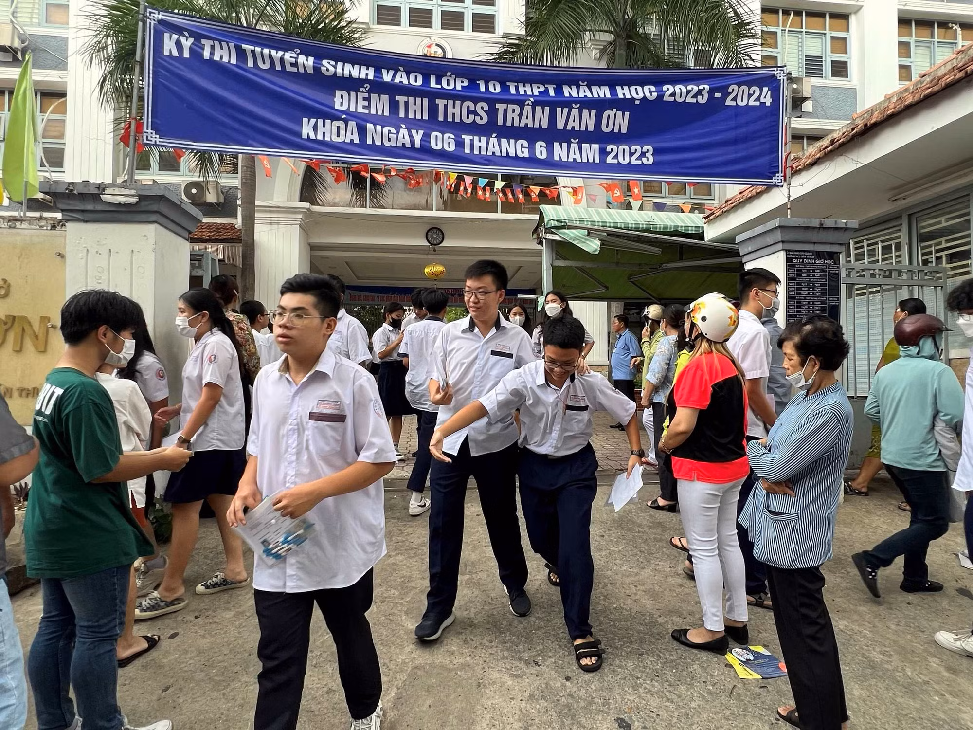 Thí sinh cười tươi sau làm bài môn Ngoại ngữ kỳ thi lớp 10 tại TP Hồ Chí Minh -0