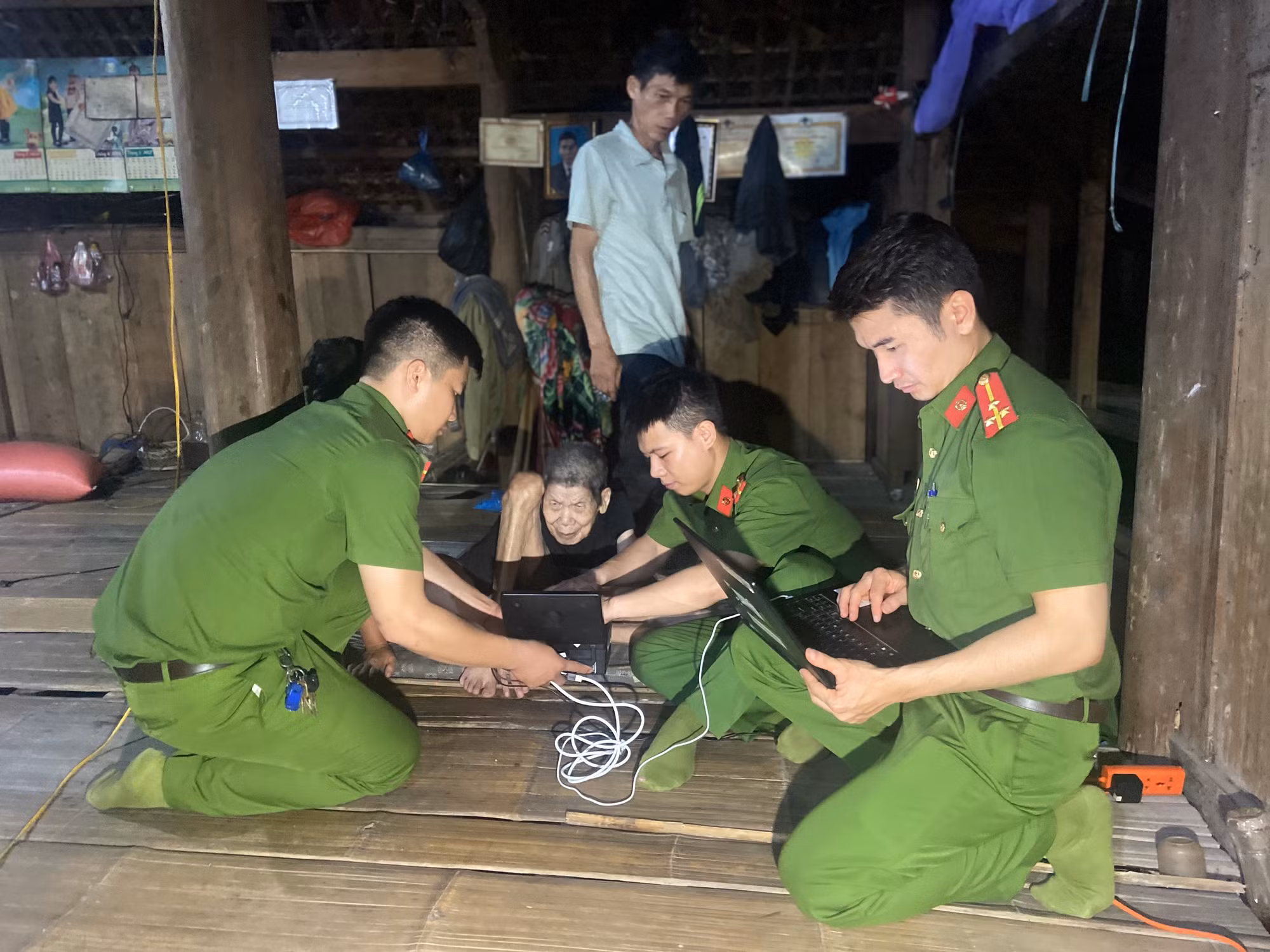 Công an huyện Bảo Yên ngày đêm bám bản cấp CCCD cho người dân -0