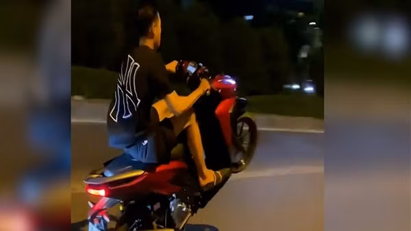 4 quái xế bốc đầu xe máy trêu Cảnh sát bị tạm giữ hình sự