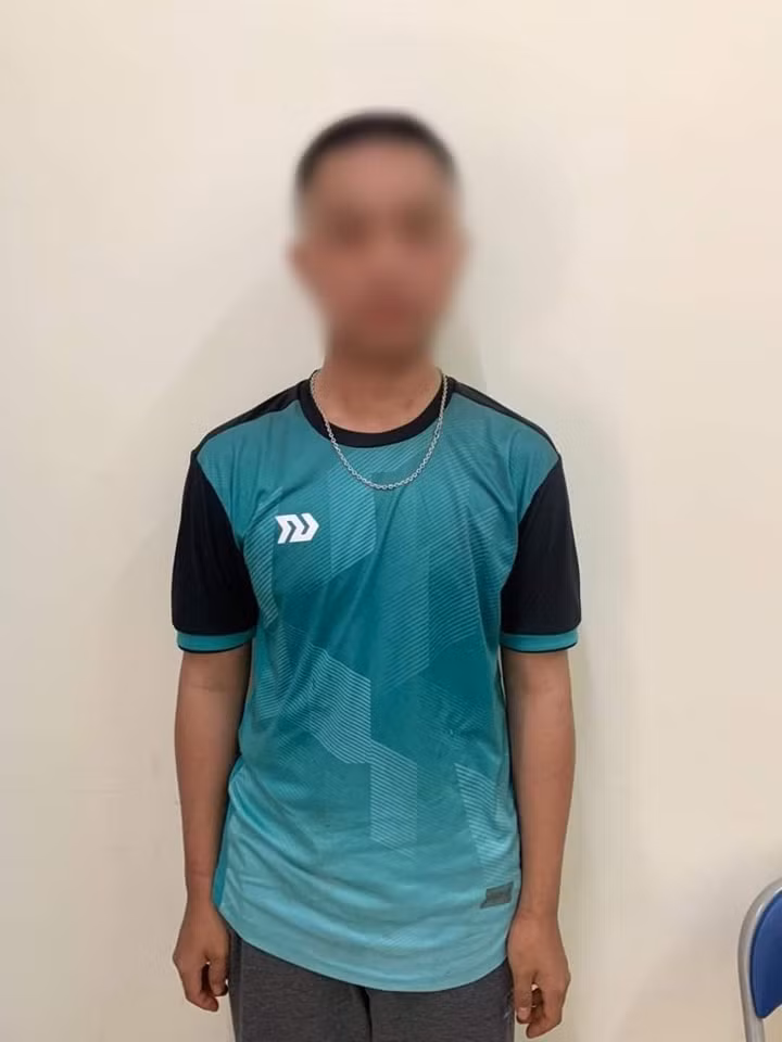 Thiếu niên 16 tuổi dùng bình hơi cay xịt vào mặt chủ quán để cướp tài sản -0