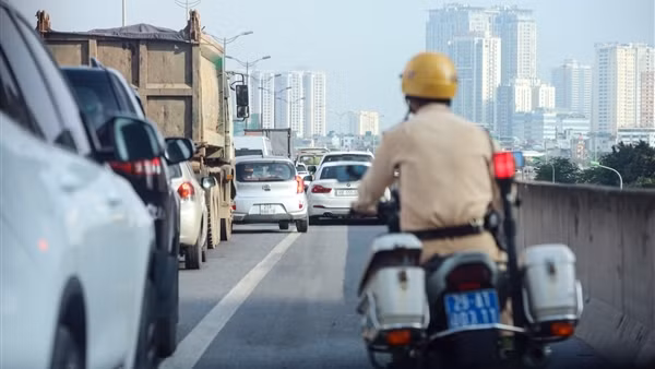 Chạy xe vào làn khẩn cấp, cả loạt tài xế nhận phiếu phạt