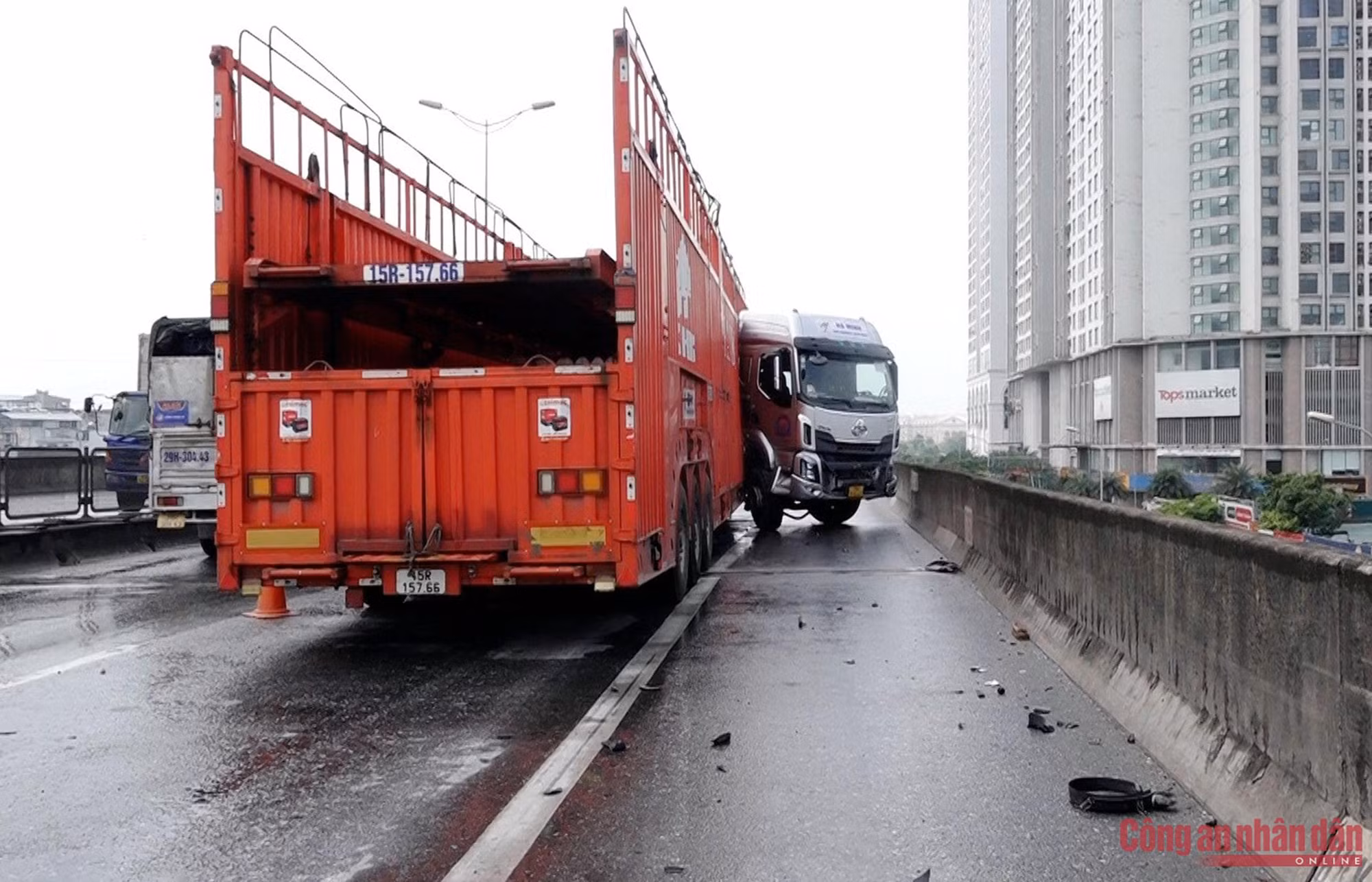 Xe đầu kéo tông lan can Vành đai 3 trên cao -0