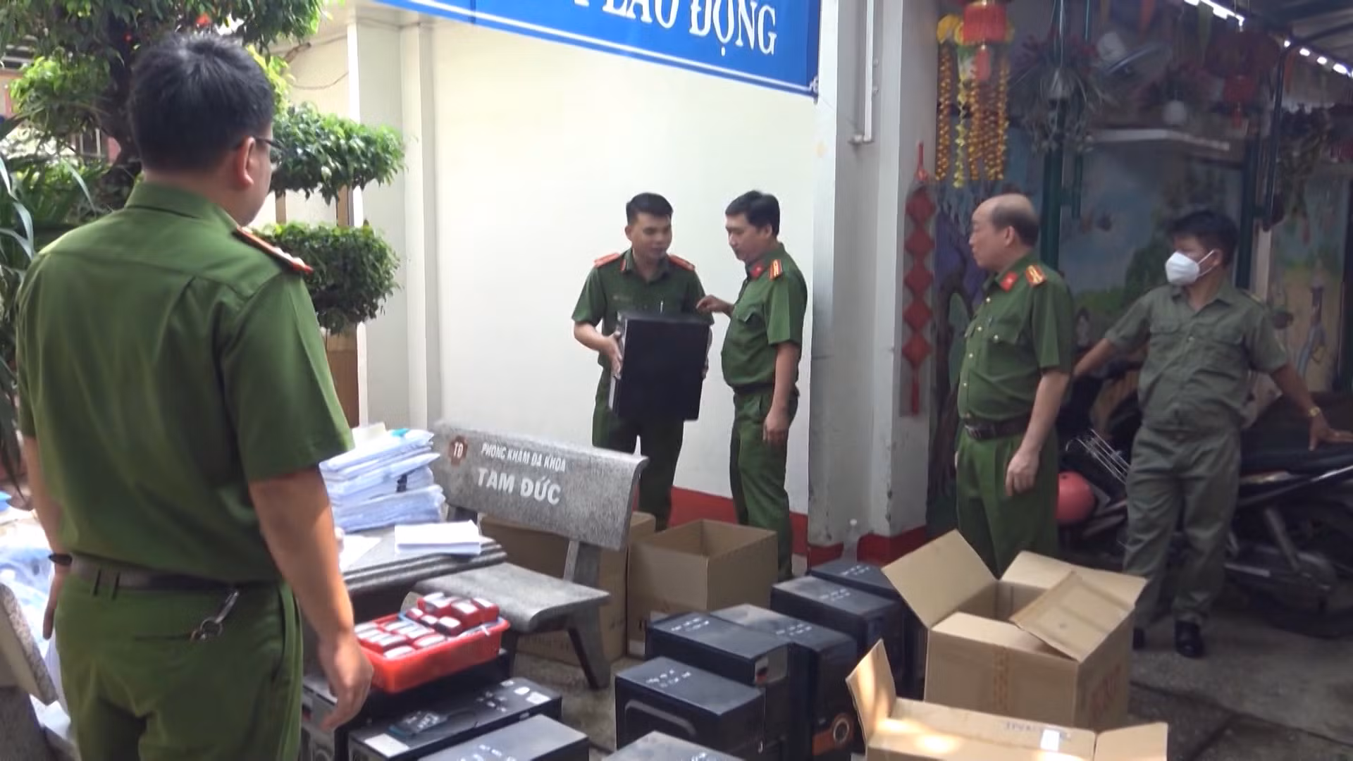 Tạm giữ 18 đối tượng mua bán giấy tờ để trục lợi bảo hiểm -0