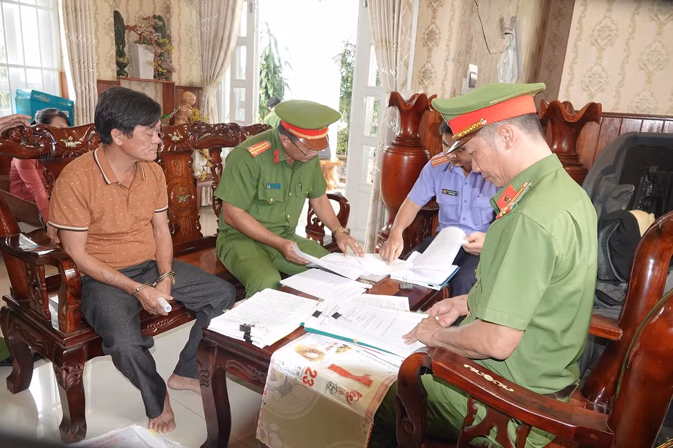 Khởi tố, bắt tạm giam nguyên Chủ tịch, kế toán xã và một giám đốc công ty xây dựng -0