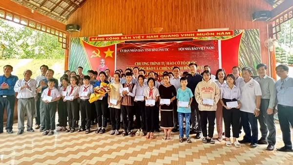 Hội Nhà báo Việt Nam tặng bò, trao học bổng và trồng cây tại Bình Phước