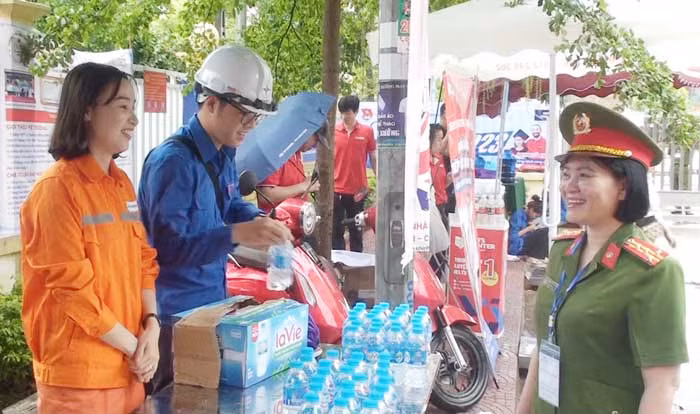 Lực lượng Công an đồng hành cùng thí sinh vượt “vũ môn” -0