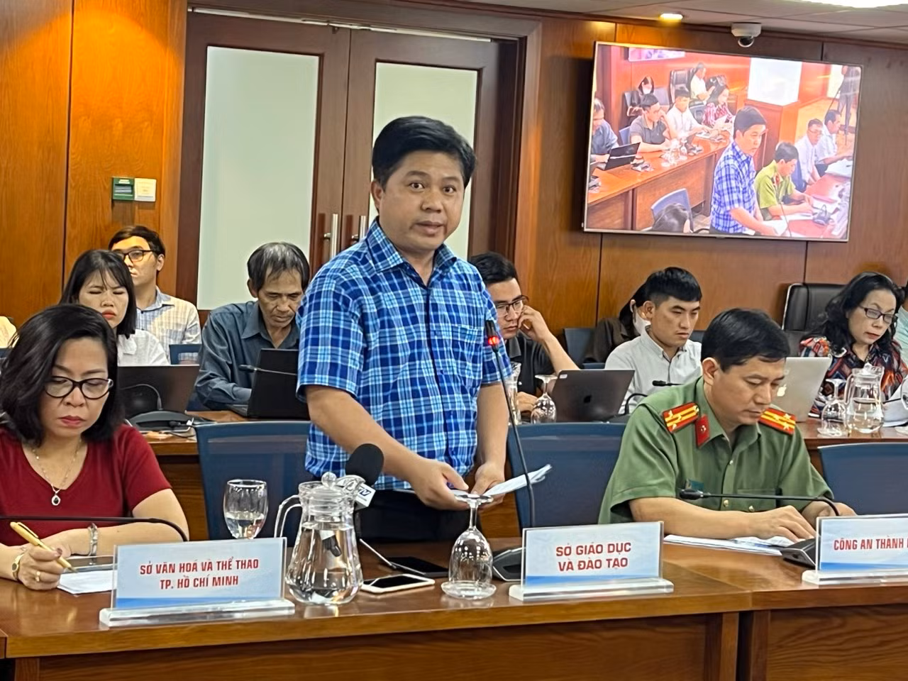 Hai nữ sinh ở TP Hồ Chí Minh bị đánh đập, xé áo -0