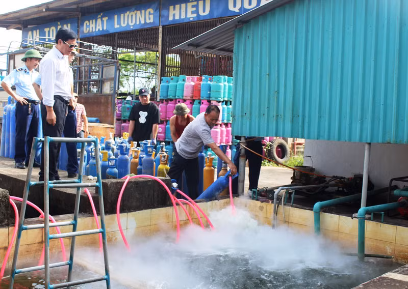  Tiêu huỷ số lượng lớn bình khí cười đang được đưa đi tiêu thụ -0