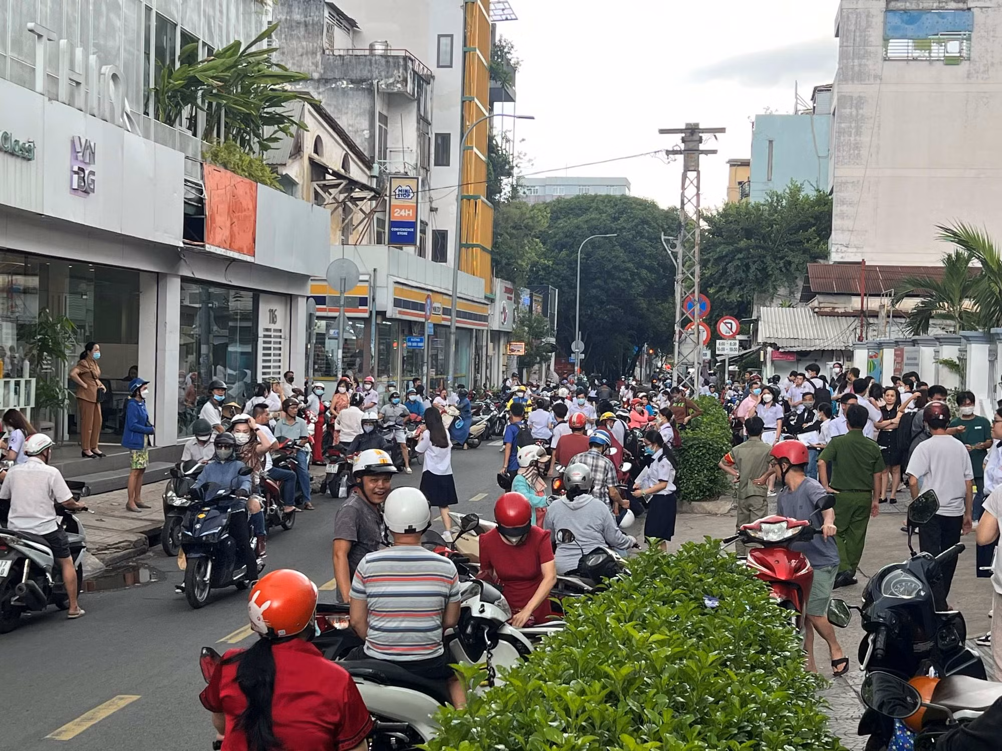 Thí sinh cười tươi sau làm bài môn Ngoại ngữ kỳ thi lớp 10 tại TP Hồ Chí Minh -0