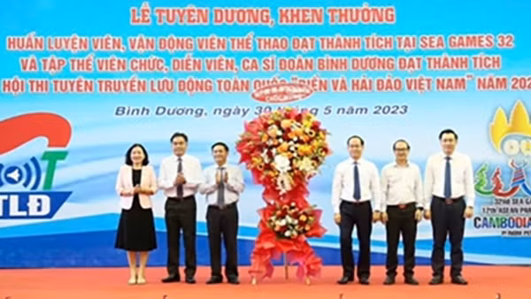 Bình Dương khen thưởng nhiều huấn luyện viên, vận động viên, diễn viên, ca sĩ