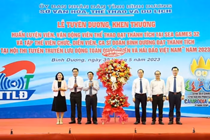 Bình Dương khen thưởng nhiều huấn luyện viên, vận động viên, diễn viên, ca sĩ -0