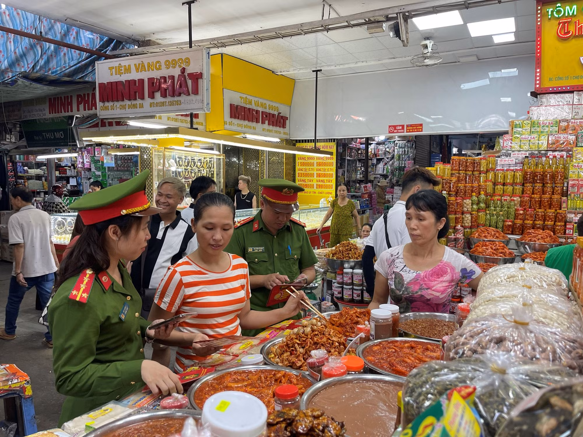 Tiểu thương chợ Đông Ba phấn khởi khi được hướng dẫn cài đặt, kích hoạt tài khoản định danh điện tử -0