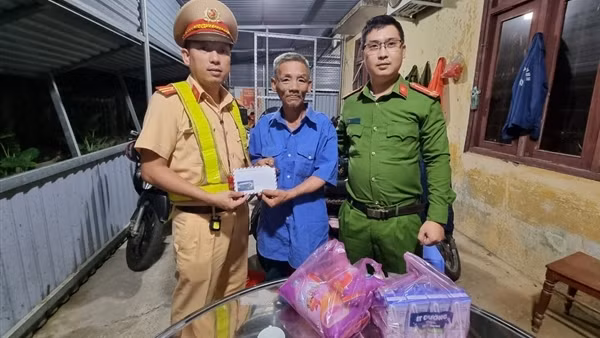 CSGT kịp thời hỗ trợ người làm thuê bị nhà xe bỏ rơi giữa đường