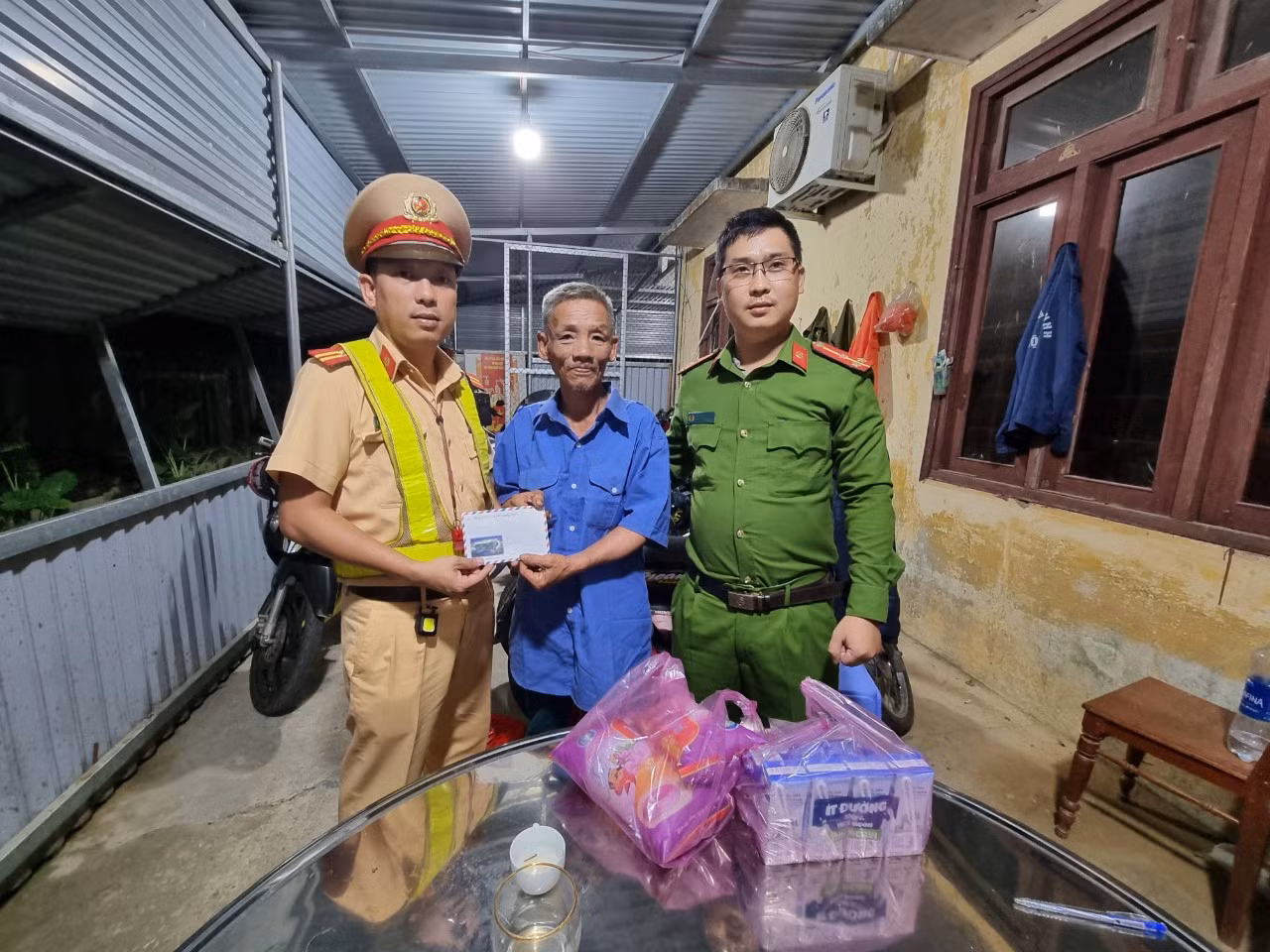 CSGT kịp thời hỗ trợ người làm thuê bị nhà xe bỏ rơi giữa đường -0