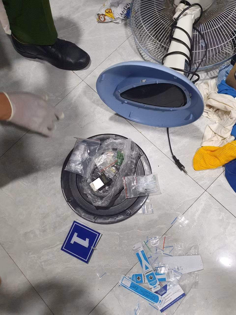 Bóc gỡ được đường dây sản xuất, vận chuyển giấy tờ giả quy mô lớn -0